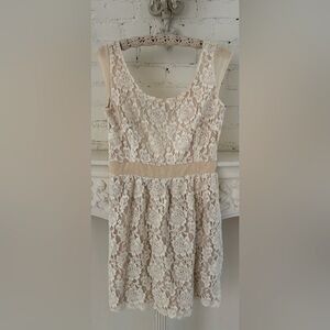 American Eagle Cream Lace Dress
Size: 4 
Used (Like New)